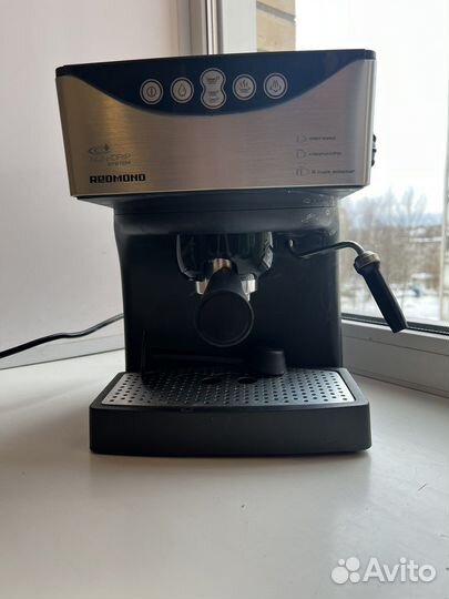 Кофеварка рожковая Redmond RCM-1503