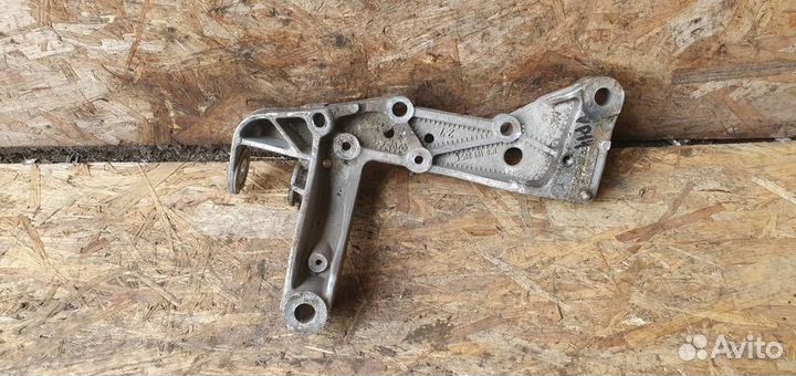 Кронштейн переднего рычага Volkswagen Golf V 2003