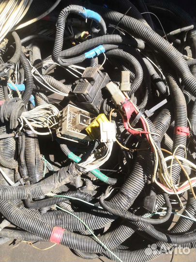 Пучок электропроводов на раме Dong Feng 3251 AXA