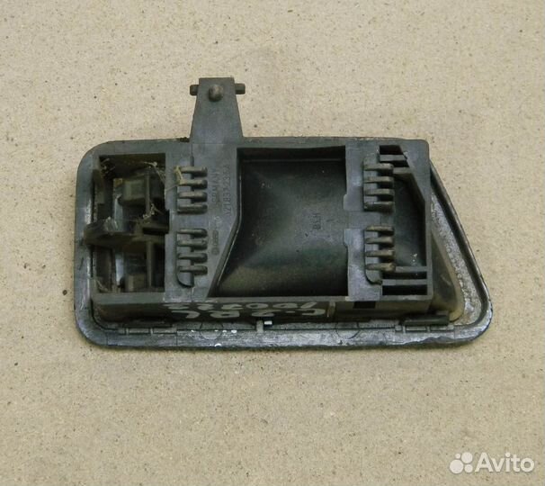 Ручка двери зад. левой внутренняя VW Golf 2