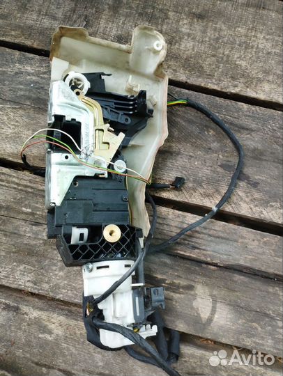 Доводчик двери водительской mercedes