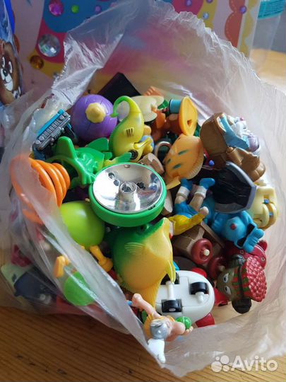 Игрушки из киндеров и воздушный змей