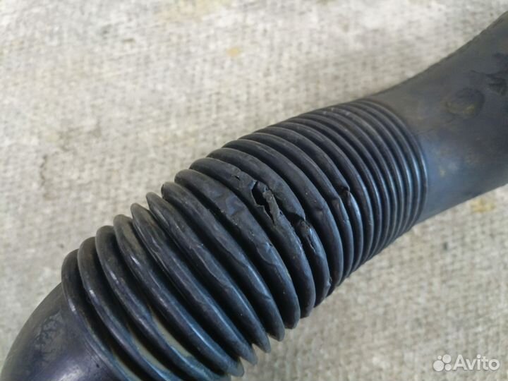 Патрубок воздушн.фильтра с дефектом Volkswagen AEE