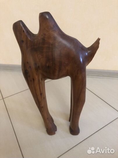 Фигура верблюда из дерева
