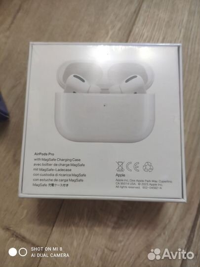 Новые беспроводные наушники с кейсом