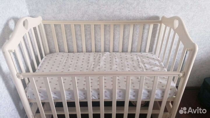 Детская кроватка с маятником