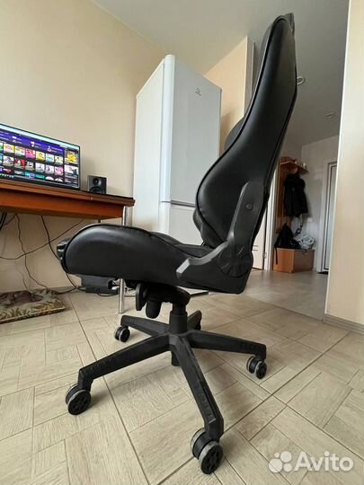 Игровой компьютер с монитором, креслом и тд