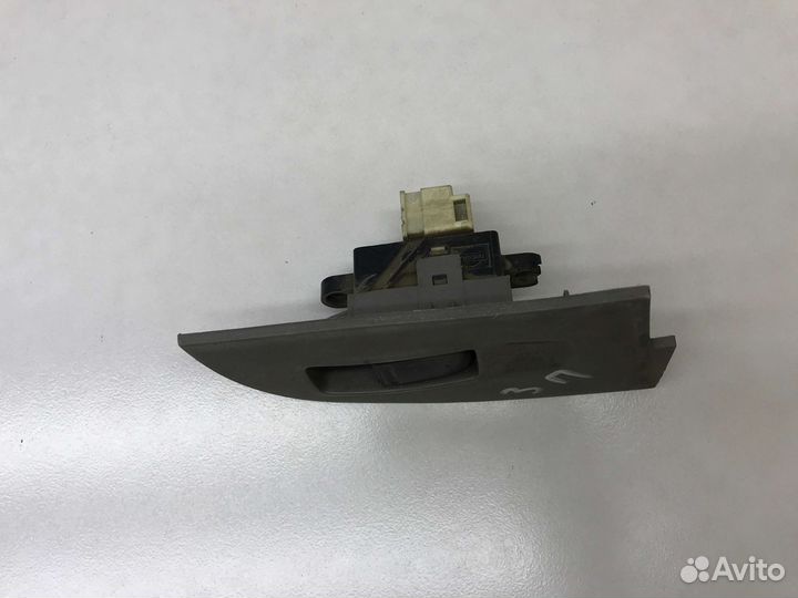 Кнопка стеклоподъемника зад прав Nissan Sunny 2000