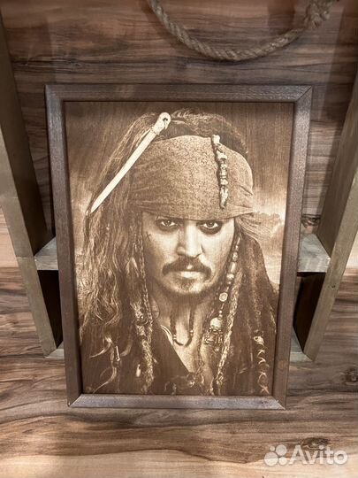 Выжженный портрет на дереве Джека Воробья
