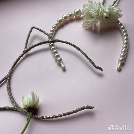 Ободок с жемчугом, кошка