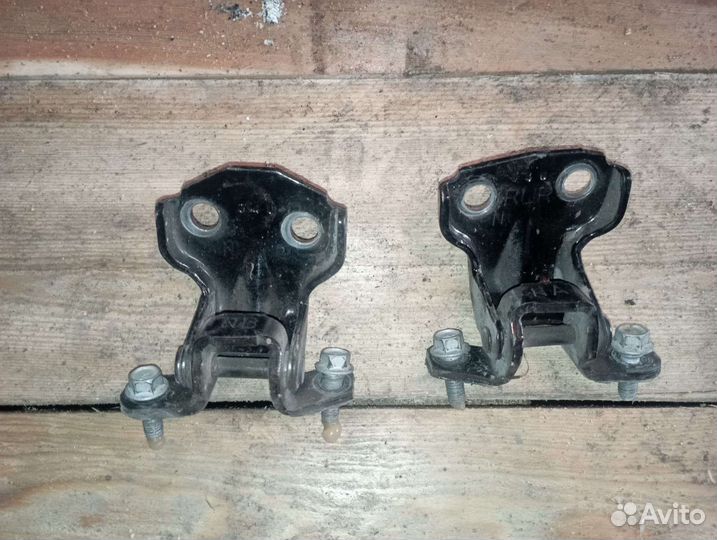 Петли двери машины