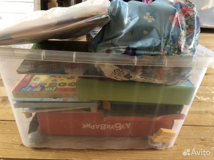 Коробка с развивающими играми и пазлами