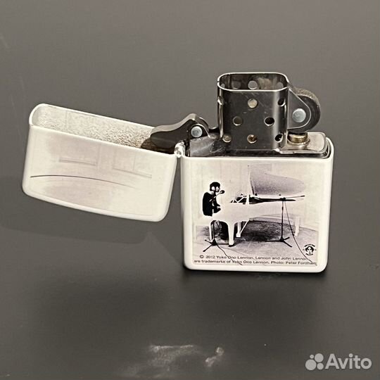 Зажигалка zippo john lennon. оригинал