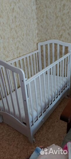 Детская кроватка Лаура с маятником и матрасом