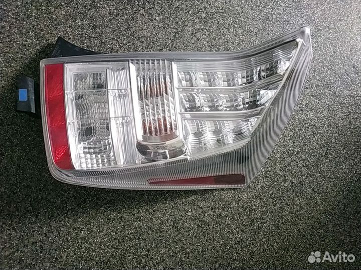 Задний правый фонарь Приус 30