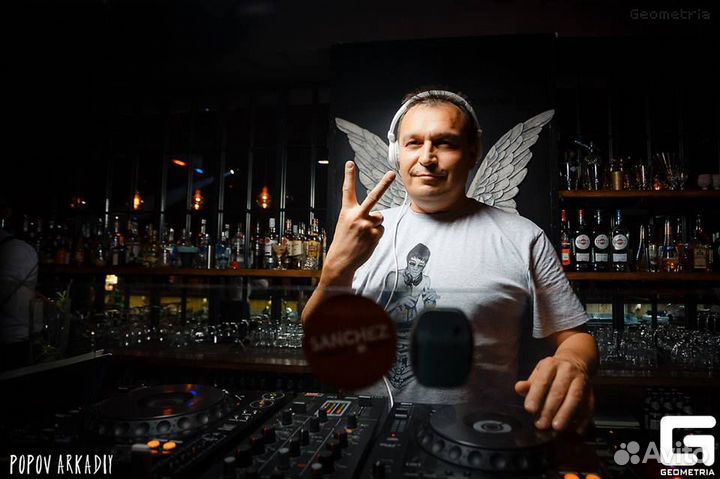 Ди Джей (DJ) со своим оборудованием