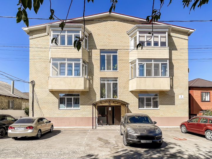2-к. квартира, 49 м², 1/3 эт.