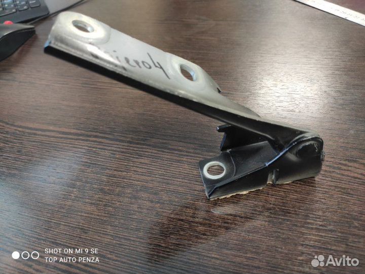 Петля капота передняя левая Mitsubishi Pajero 4