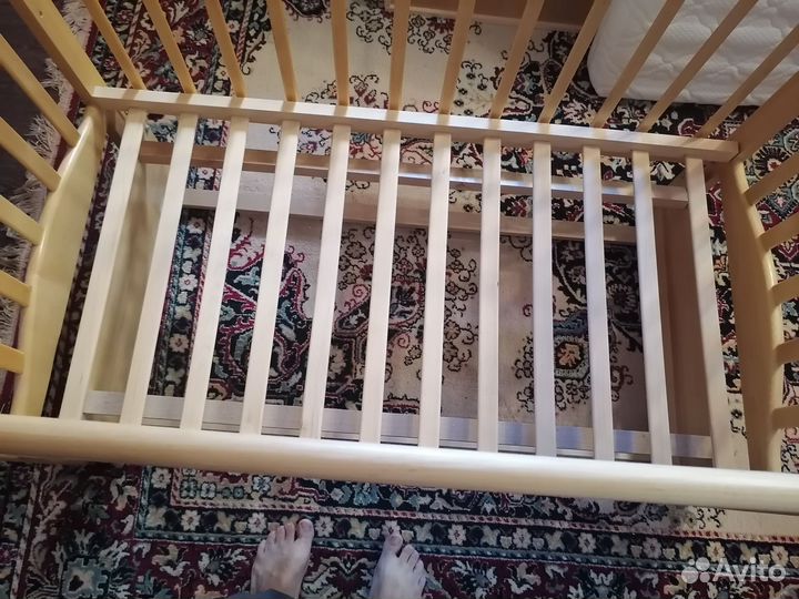 Детская кроватка с продольным маятником