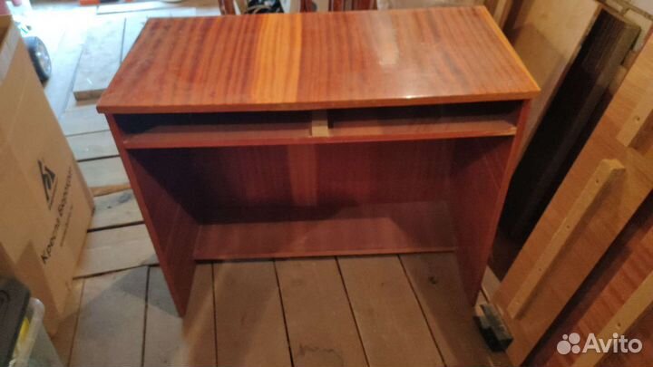 Туалетный столик с зеркалом