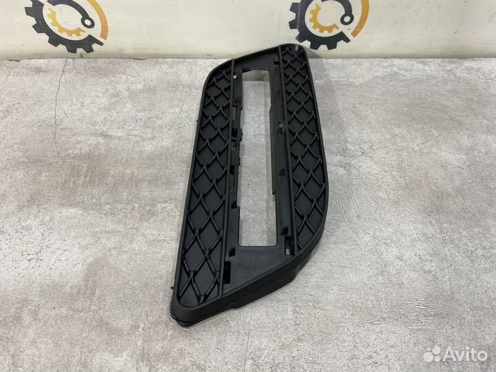 Решетка переднего бампера Mercedes A1668842122