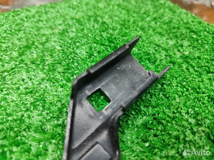 Поводок стеклоочистителя передний правый Passat B6