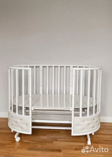 Детская кроватка с маятником