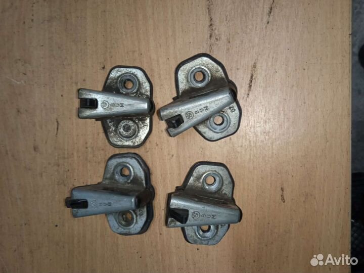 Фиксатор замка BMW 5 Е34 бмв