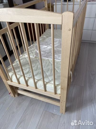 Детская кроватка с поперечным маятником