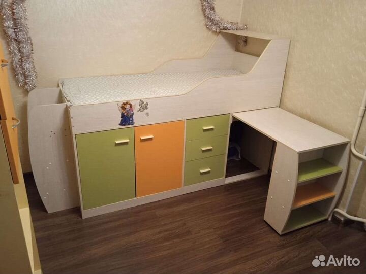 Кровать чердак со столом и шкафом