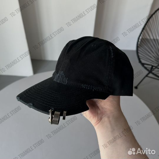 Кепка Balenciaga с пирсингом