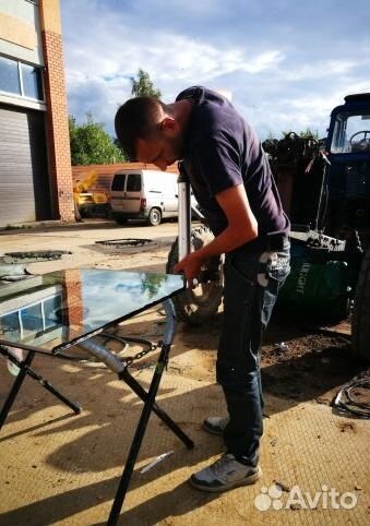 Caterpillar 428e Стекло лобовое нижнее правое