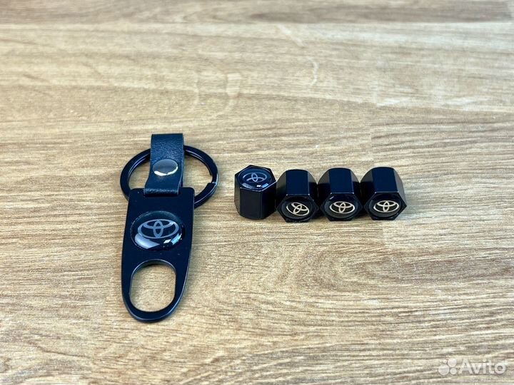 Брелок и колпачки на ниппель на любой автомобиль
