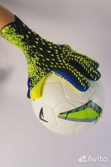 Вратарские перчатки и спрей новые высокое качество