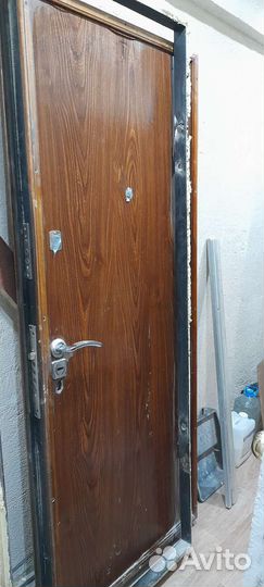 Дверь входная металлическая б/у