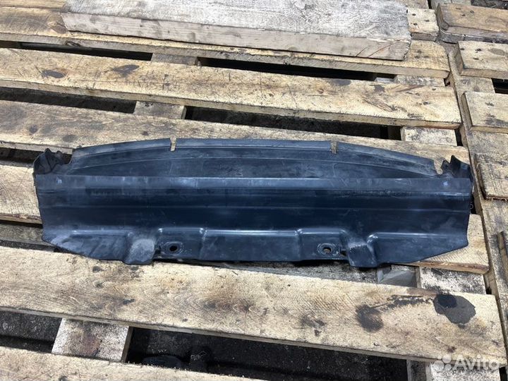 Пыльник радиатора Bmw 1 E87 N46B20 2004