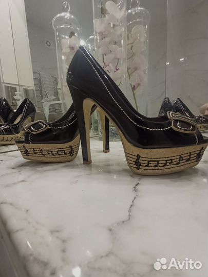 Лакированные чёрные туфли