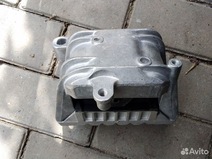 Опора двигателя 1K0199262P