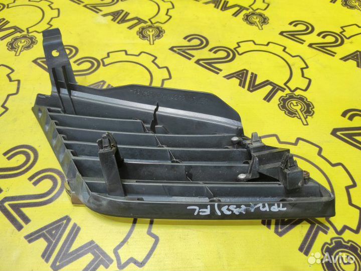 Решетка радиатора передняя левая Nissan Primera