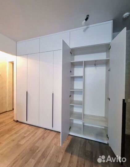 Современный распашной шкаф