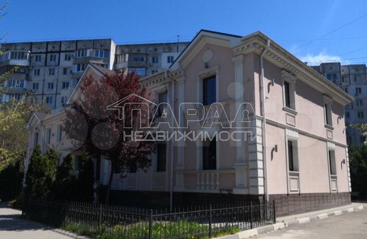 Здание на первой линии