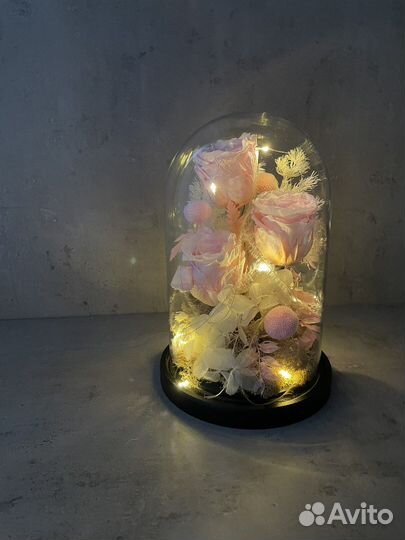 Композиция из стабилизированных цветов в колбе