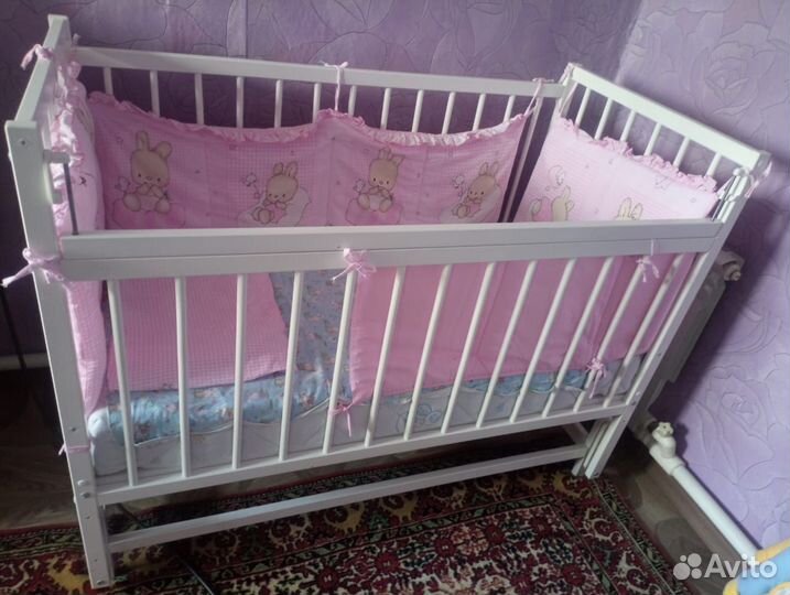 Детская кроватка с продольным маятником