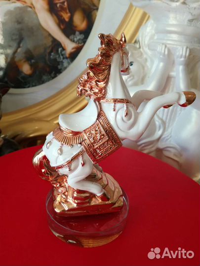 Статуэтка.Лошадь фарфор с позолотой