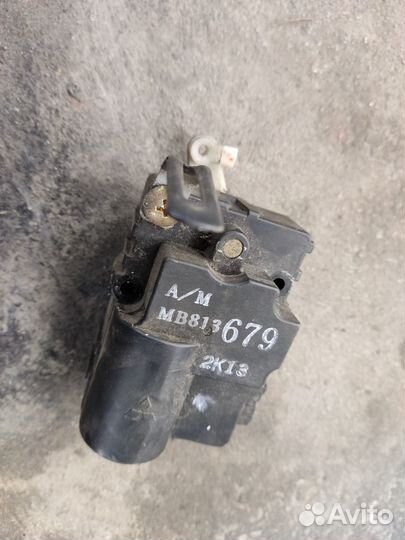 Моторчик заслонки отопителя Mitsubishi Carisma