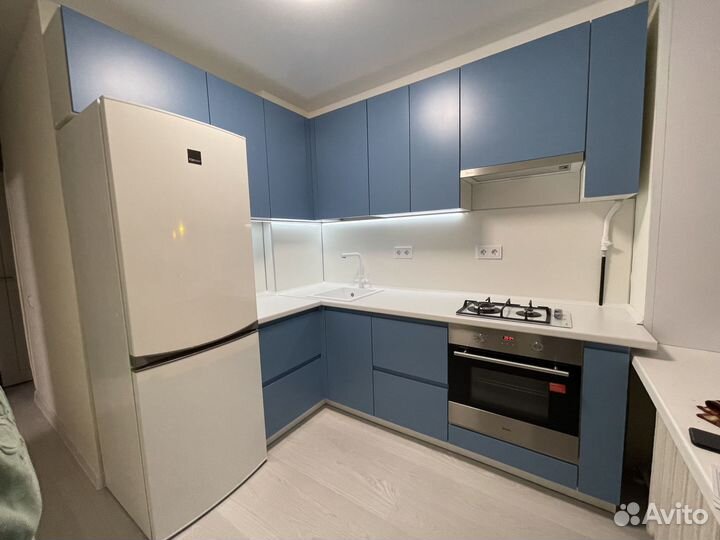 Кухонный гарнитур. Угловая кухня без ручек ксп:353