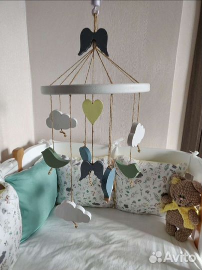 Деревянный мобиль на кроватку. С кронштейном