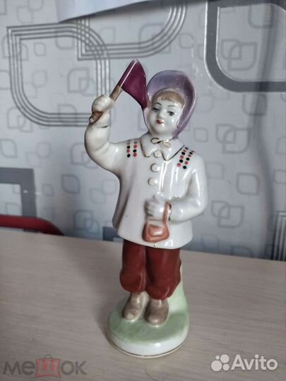 Фарфоровая статуэтка Девочка с флажком. зхк