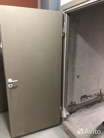 Дверь входная деревянная с коробкой