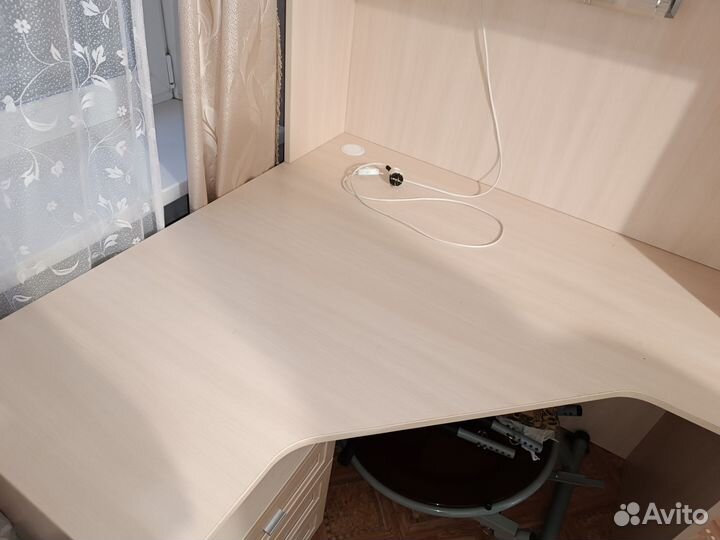 Письменный стол для школьника угловой